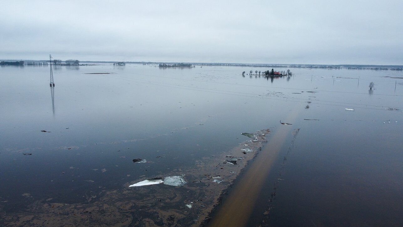 Apsemti kaimai, žmonės plaukia valtimis - ruošiamasi skelbti ekstremalią situaciją