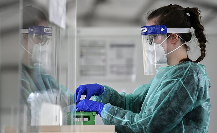 Mokslininkai skelbia apie pavojų: naujausia COVID-19 atmaina turi rekordinį kiekį mutacijų